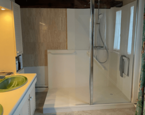 Installation d'une douche sécurisée à Trois-Puits.