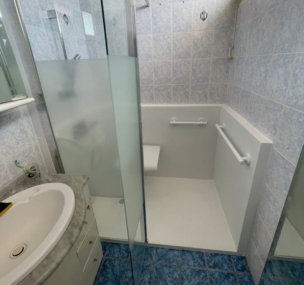 La salle de bain PMR à La Rochelle de Madame et Monsieur M.